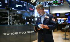 Trader sur le parquet du New York Stock Exchange (NYSE) le 13 juin 2025 ( AFP / ANGELA WEISS )