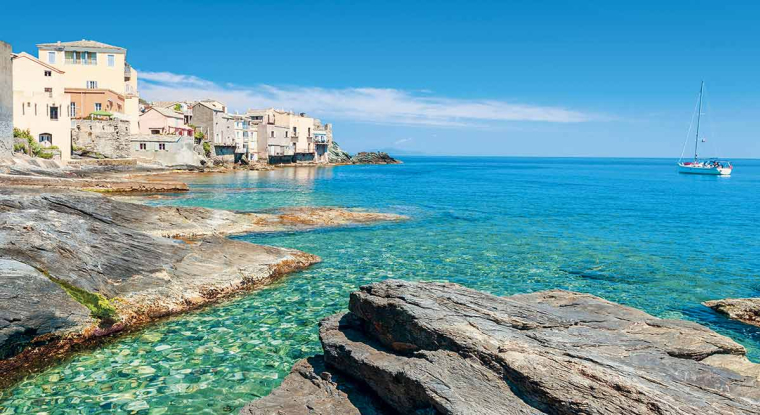 La Haute-Corse subjugue par ses paysages vertigineux, ces plages de sable blanc, un site hors norme. (© Shutterstock)
