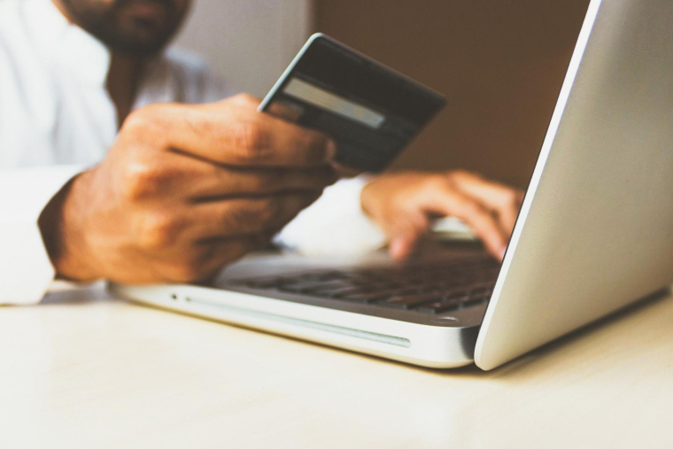 Trois quarts des commerces proposent le paiement différé sans frais sur trois, quatre ou encore dix mois. (Rupixen / Pixabay)
