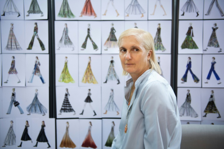 La créatrice de mode italienne de Christian Dior, Maria Grazia Chiuri, lors d'une séance d'essayage pour la collection Croisière 2021 à Paris, le 16 juillet 2020 ( AFP / Martin BUREAU )