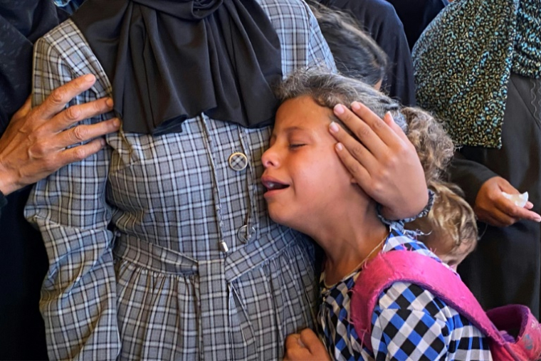 Une fillette palestinienne pleure la mort d'un proche devant l'hôpital Nasser de Khan Younès, dans le sud de la bande de Gaza, le 4 juillet 2025 ( AFP / - )