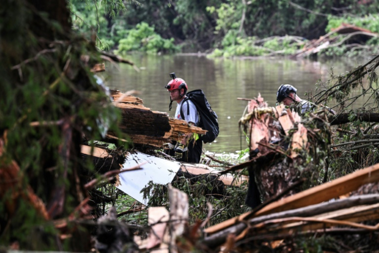 Des équipes de recherche tentent de localiser des survivants près de Camp Mystic, un camp de vacances dévasté par des inondations meurtrières à Hunt, Texas, aux Etats-Unis, le 5 juin 2025 ( AFP / RONALDO SCHEMIDT )