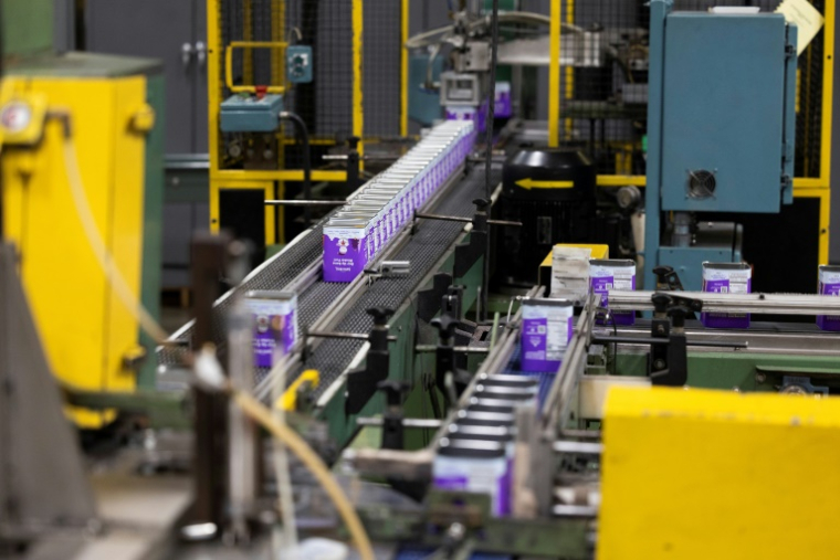 Dans une usine de l'entreprise Independant Can, qui fabrique des boîtes en fer blanc, à Belcamp, dans le Maryland, le 25 juin 2025 ( AFP / RYAN COLLERD )