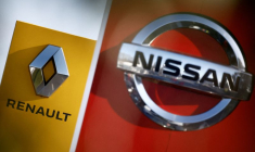 Logos des constructeurs automobiles Nissan et Renault à Saint-Nazaire