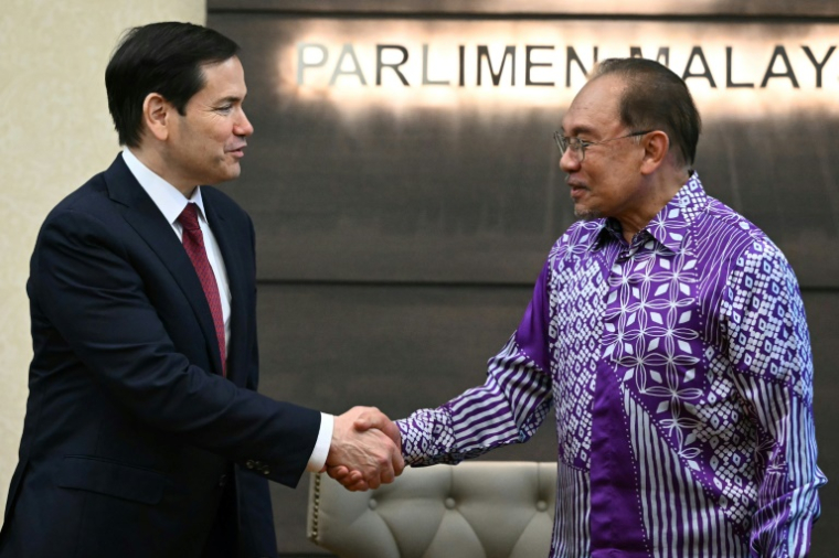 Le secrétaire d'Etat américain Marco Rubio (g) et le Premier ministre malaisien Anwar Ibrahim lors d'une rencontre à Kuala Lumpur où se tient le sommet de l'Asean, le 10 juillet 2025 ( POOL / Mandel NGAN )