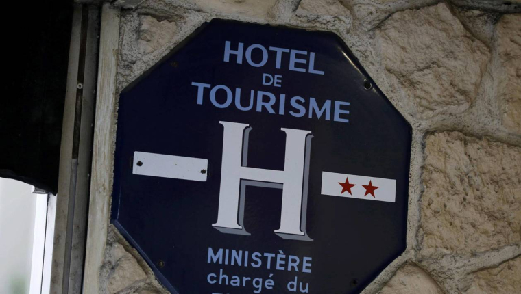 L'absence des visiteurs étrangers creuse un trou dans l'activité des hôteliers. (JACKY NAEGELEN / REUTERS)