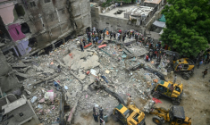 Opération de secours après l'effondrement d'un immeuble d'habitation à Karachi, le 4 juillet 2025 ( AFP / Rizwan TABASSUM )