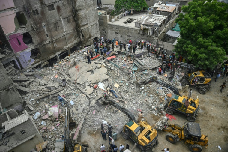 Opération de secours après l'effondrement d'un immeuble d'habitation à Karachi, le 4 juillet 2025 ( AFP / Rizwan TABASSUM )