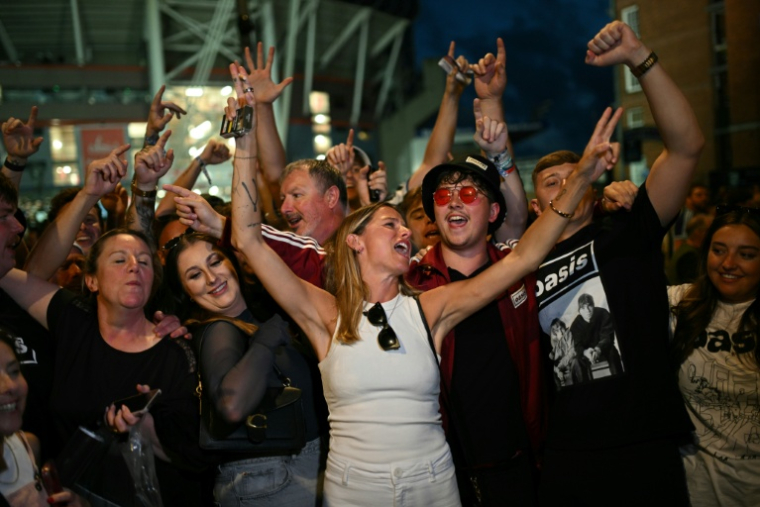 Des fans d'Oasis aux abords du Principality Stadium de Crdiff le 4 juillet 2025 ( AFP / Oli SCARFF )