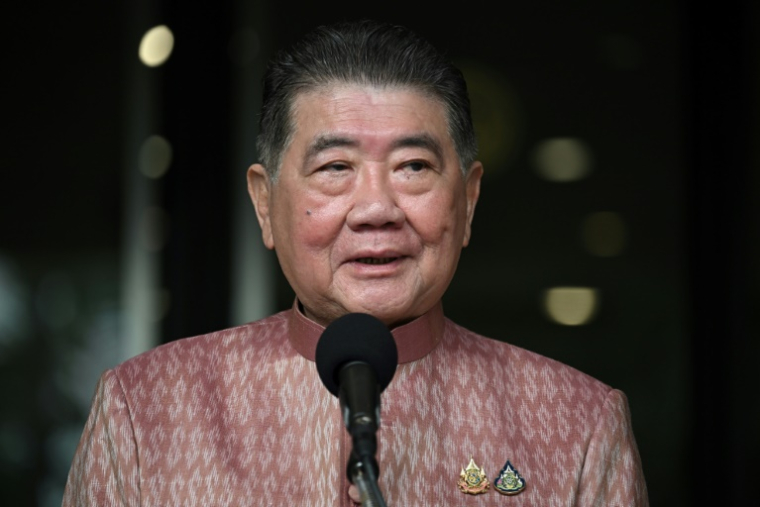 Phumtham Wechayachai, vice-Premier ministre et ministre de la Défense thaïlandais, s'adresse aux médias avant une réunion du cabinet au siège du gouvernement à Bangkok, le 1er juillet 2025 ( AFP / Lillian SUWANRUMPHA )