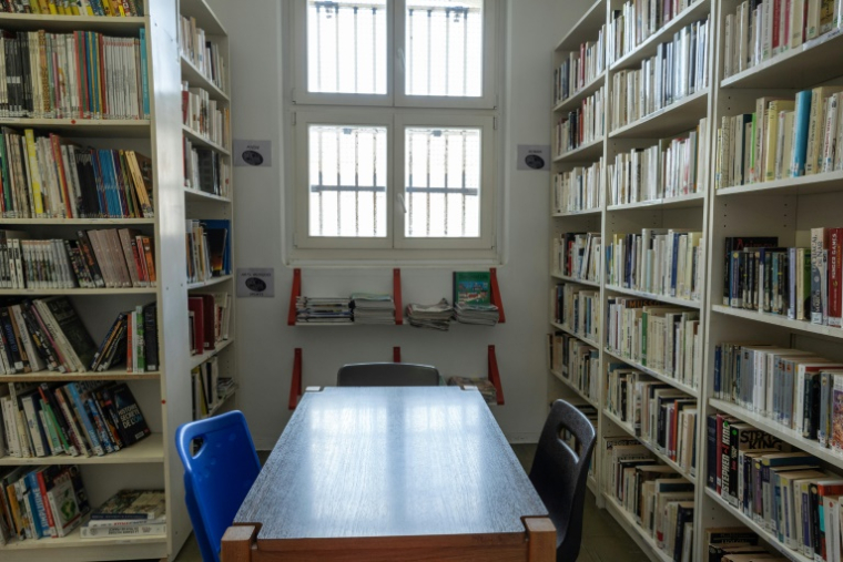 La bibliothèque du Centre National d'Évaluation (CNE), une installation dédiée à l'évaluation de la personnalité et des risques potentiels des détenus, à la prison de Fresnes, située au sud de Paris, le 15 mai 2025 ( AFP / Thomas SAMSON )