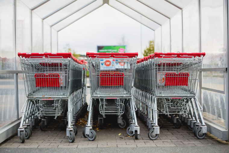 Depuis mercredi matin en effet, les grandes surfaces ont interdiction de vendre des produits non-essentiels tels que le textile, les jouets, les livres ou encore les fleurs (Crédits photo : Unsplash - Markus Spiske )