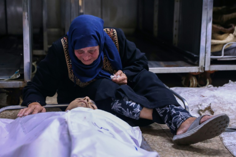 Une femme palestinienne pleure un proche tué dans un bombardement israélien, dans la ville de Gaza, le 30 juin 2025 ( AFP / Omar AL-QATTAA )