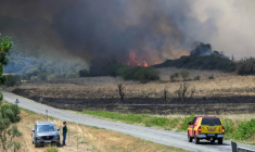 Les sapeurs-pompiers luttent contre un incendie à Bizanet, dans l'Aude, le 30 juin 2025 ( AFP / Ed JONES )