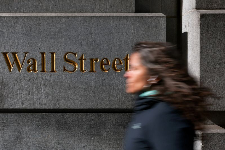 Une femme descend Wall Street à New York