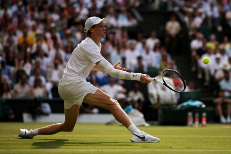 Le N.1 mondial Jannik Sinner en finale de Wimbledon contre le N.2 Carlos Alcaraz le 13 juillet 2025 à Londres ( AFP / HENRY NICHOLLS )