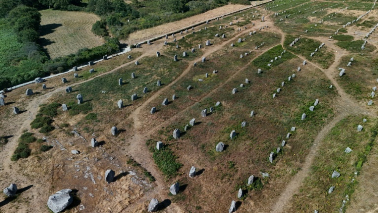 Vue aérienne des Mégalithes de Carnac, le 4 juillet 2025 dans le Morbihan ( AFP / Damien MEYER )