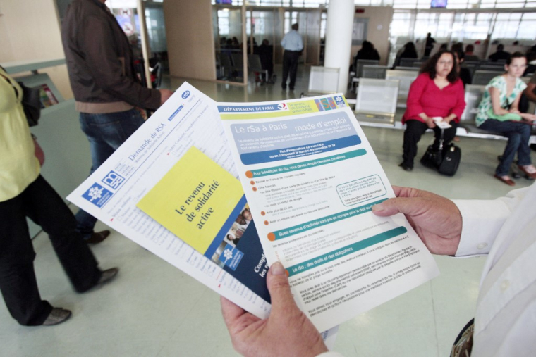 Les bénéficiaires du revenu de solidarité active (RSA) devront mener 15 heures d'activités obligatoires par semaine. ( AFP / FRANCOIS GUILLOT )