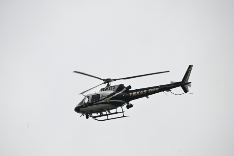 Un hélicoptère des autorités texanes participe aux recherches de disparus après les inondations subites à Hunt, dans l'Etat américain du Texas, le 6 juillet 2025 ( AFP / RONALDO SCHEMIDT )