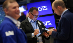 Des opérateurs à la Bourse de New York le 30 juin 2025 ( AFP / TIMOTHY A. CLARY )