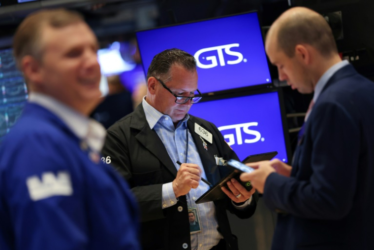 Des opérateurs à la Bourse de New York le 30 juin 2025 ( AFP / TIMOTHY A. CLARY )