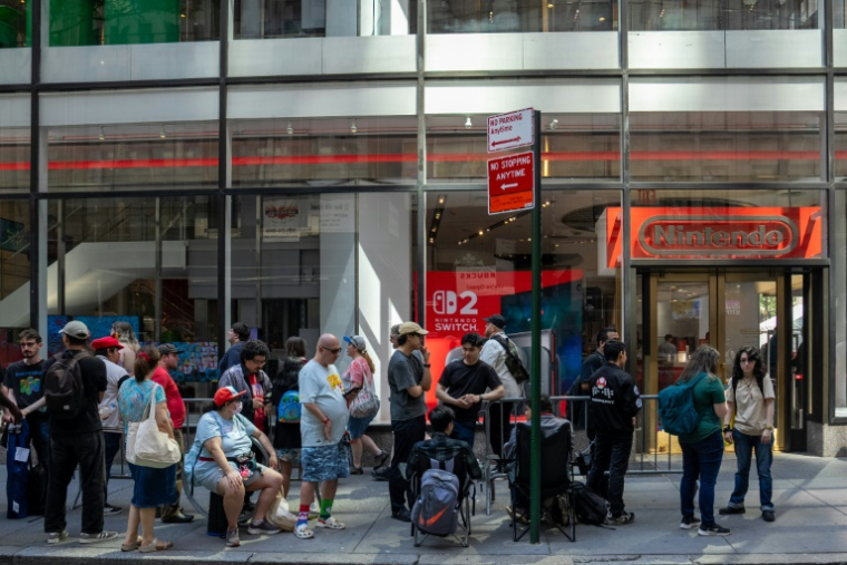 File d'attente pour acheter la Switch 2 de Nintendo, le 4 juin 2025 à New York ( AFP / David Dee Delgado )