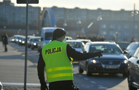 Un policier polonais à Słubice, à la frontière germano-polonaise. (illustration) ( AFP / TOBIAS SCHWARZ )