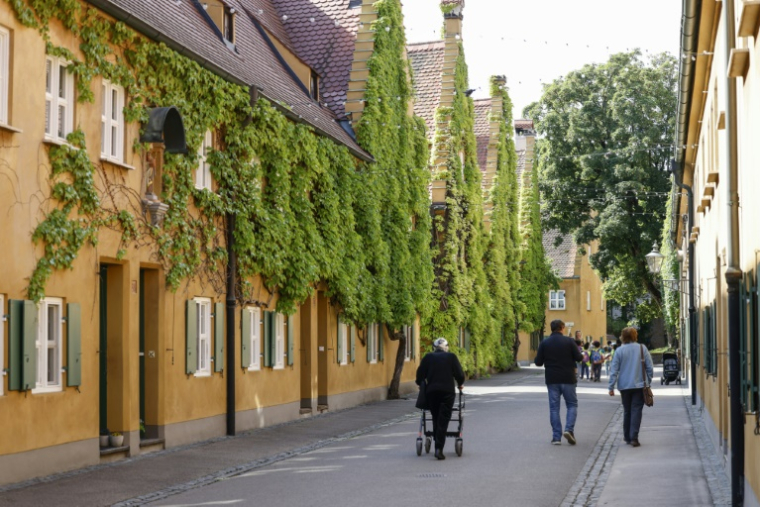 Des habitants dans une rue de la résidence "Fuggerei" à Augsbourg, le 1er avril 2025 dans le sud de l'Allemagne ( AFP / Michaela STACHE )