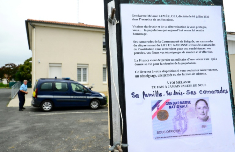 Un livre hommage devant la gendarmerie de L'Aiguillon, le 6 juillet 2020, à la mémoire de la défunte gendarme Mélanie Lemee, mortellement heurtée par une voiture à un poste de contrôle militaire à Port Sainte-Marie, près d'Agen ( AFP / MEHDI FEDOUACH )