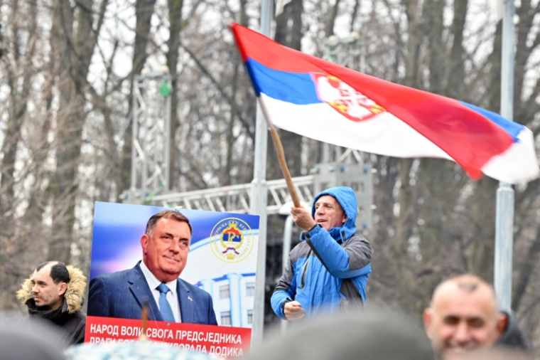 Des partisans du chef politique des Serbes de Bosnie, Milorad Dodik, lors d'un meeting à Banja Luka, le 26 février 2025 ( AFP / ELVIS BARUKCIC )