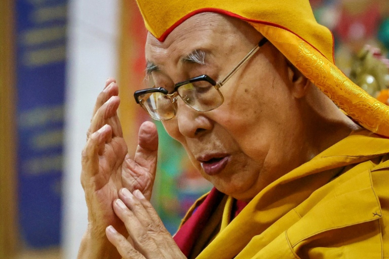 Le Dalai Lama en prière au temple tibétain de McLeod Ganj (Inde) le 5 juillet 2025, veille de son 90e anniversaire. ( AFP / Niharika KULKARNI )