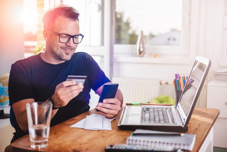 Le Taux Annuel Effectif Global (TAEG) d’un prêt ne doit pas dépasser le taux d’usure. En cas de dépassement, des sanctions sont prévues et visent à protéger le consommateur. ( crédit photo : Zivica Kerkez/Shutterstock / Zivica Kerkez )