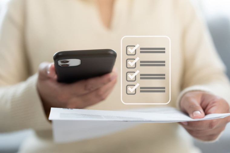 (Personne scannant avec son smartphone un justificatif demandé par la banque pour l'ouverture d'un compte - Crédits photo : Adobe Stock)