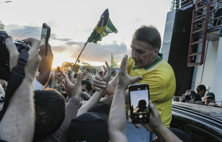 L'ancien président brésilien d'extrême droite Jair Balsonaro salue ses partisans lors d'une manifestations, le 7 mai 2025 à Brasilia ( AFP / Sergio Lima )