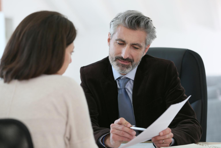 À l’exception des époux, des partenaires de Pacs et, sous conditions, des frères et sœurs du défunt, tout héritier doit régler des droits de succession crédit photo : goodluz/Shutterstock / goodluz