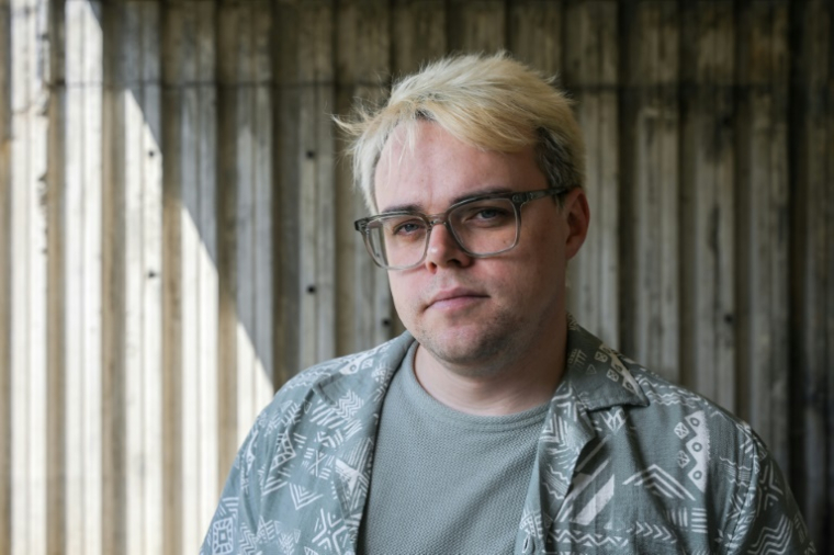 Pavel Talankin, enseignant, vidéaste et réalisateur russe, qui vit aujourd'hui à Prague, pose lors d'une séance photo à Prague le 27 juin 2025 ( AFP / Michal Cizek )