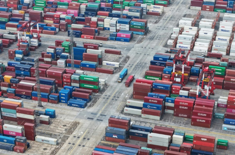 Des conteneurs d'expédition dans un port à Shanghai, le 9 juin 2025 ( AFP / - )