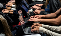 Des étudiants de l'Université catholique de Lyon utilisent des ordinateurs pendant lerus cours, le 18 septembre 2015 ( AFP / JEFF PACHOUD )