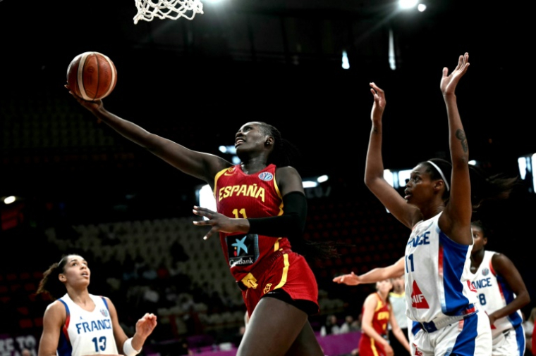 L'Espagnole Awa Fam (au centre) et la Française Valeriane Ayayi (à droite) lors de la demi-finale de l'Euro de basket entre la France et l'Espagne au Pirée (Grèce) le 27 juin 2025 ( AFP / Angelos Tzortzinis )