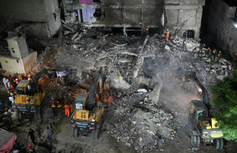 Opérations de secours après l'effondrement d'un immeuble d'habitation le 4 juillet 2025 à Karachi (Pakistan) ( AFP / Rizwan TABASSUM )