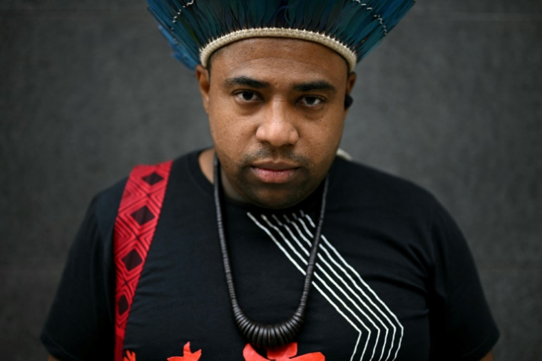 Le chef coutumier brésilien Marcelo Krenak à Londres, au Royaume-Uni, le 2 juillet 2025, en marge d'une audience dans une procédure en réparation dans la capitale britannique après la rupture en 2015 du barrage minier de Fundao, près de la ville de Mariana. ( AFP / Ben STANSALL )