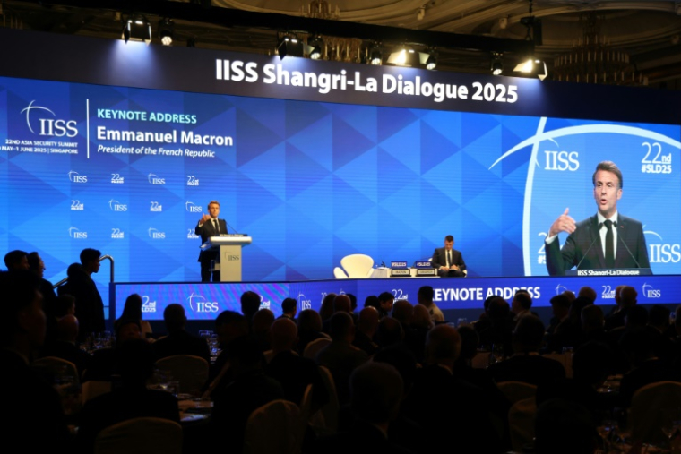 Le président français Emmanuel Macron prononce un discours à l'ouverture du Shangri-La Dialogue Summit à Singapour, le 30 mai 2025 ( AFP / Ludovic MARIN )