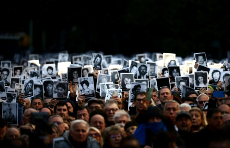 Des photos de victimes lors d'une cérémonie commémorant l'anniversaire de l'attentat à la bombe en 1994 contre l'Association Mutuelle Israélite Argentine (AMIA), le 18 juillet 2024 à Buenos Aires, en Argentine ( AFP / Tomas CUESTA )
