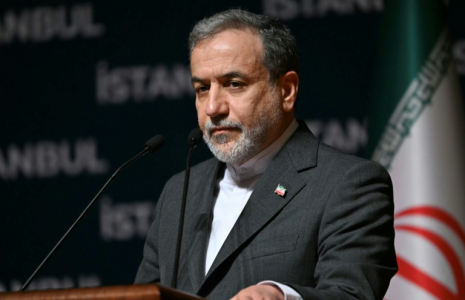 Le ministre iranien des Affaires étrangères, Abbas Araghchi, s'exprime lors d'une conférence de presse en marge de la 51e session du Conseil des ministres des Affaires étrangères de l'Organisation de la coopération islamique (OCI), le 22 juin 2025 à Istanbul ( AFP / OZAN KOSE )