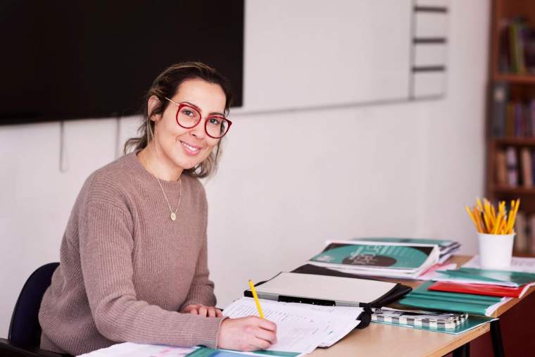 Louise met de côté 200 euros par mois pour préparer sa retraite et veut adopter une gestion offensive de son épargne, malgré des connaissances limitées en finance.