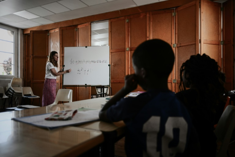 Plus de 2.600 postes d'enseignants n'ont, encore cette année, pas trouvé preneurs à l'issue des concours de recrutement, malgré une baisse du nombre de postes offerts dans les académies ou disciplines les moins attractives ( AFP / Philippe LOPEZ )