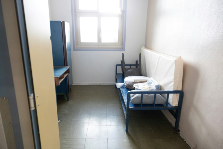 une cellule du Centre National d'Évaluation (CNE), un établissement dédié à l'évaluation de la personnalité et des risques potentiels des détenus, à la prison de Fresnes, à Fresnes, au sud de Paris, le 15 mai 2025 ( AFP / Thomas SAMSON )