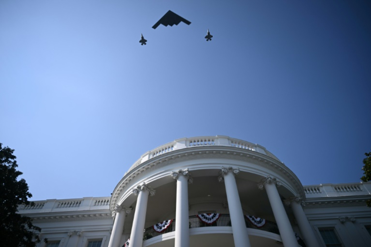 Un bombardier furtif B-2 escorté par deux chasseurs F-35 survole la Maison Blanche à Washington le 4 juillet 2025 ( AFP / Brendan SMIALOWSKI )