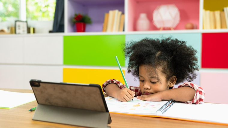 En France 62.000 élèves font chaque année l’école à domicile. crédit photo : Sushiman/Shutterstock / Sushiman