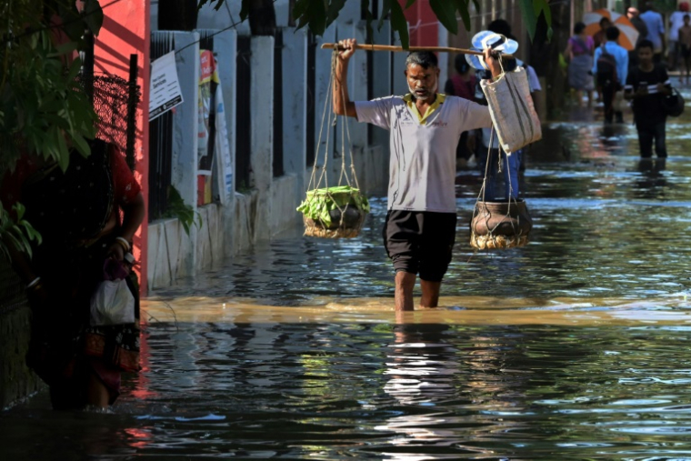 Rues inondées à Guwahati, en Inde, le 26 juin 2025 ( AFP / Biju BORO )